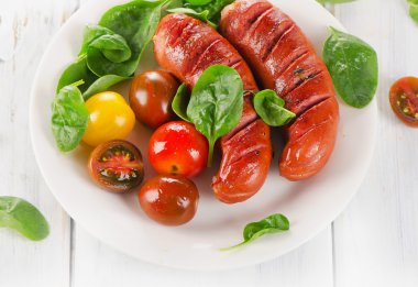 Kızarmış sosis ve domates