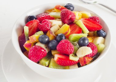 meyve salatası ve taze böğürtlen. 