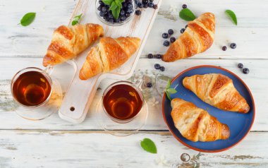 kruvasan ve iki bardak çay