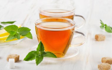 Tea cups with mint and lemon slices.