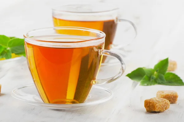 Чашки чая с мятными листьями и лимоном . — стоковое фото