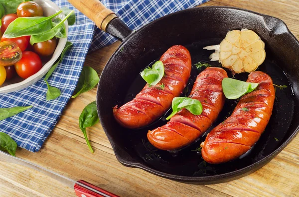 Fried sausages with fresh salad — Stock Photo, Image