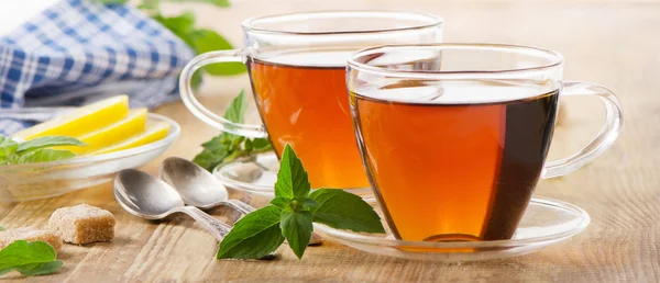 Cups of tea with mint leaves and lemon. — Stock Photo, Image