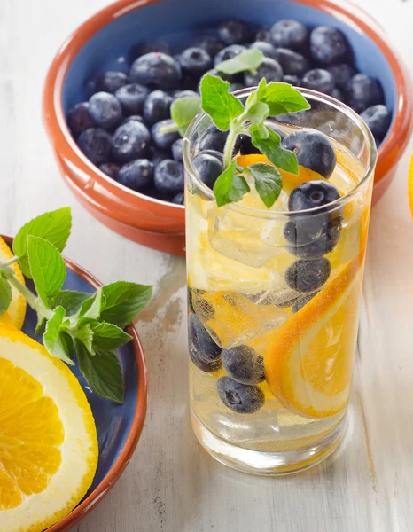 Свіжа детокс вода з фруктами в склі . — стокове фото