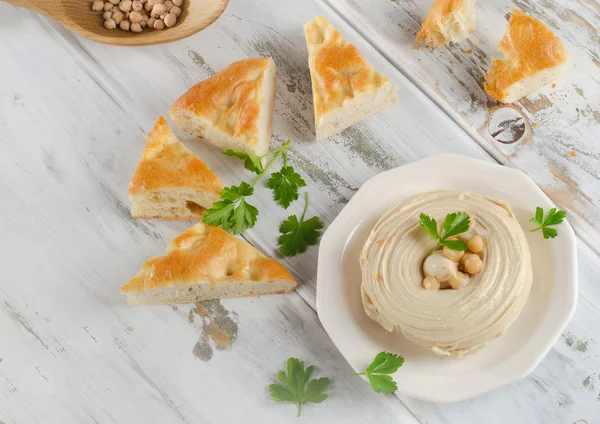 Teller mit gesundem hausgemachtem cremigem Hummus — Stockfoto