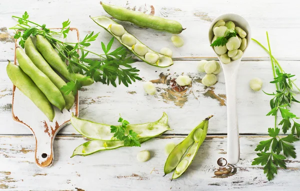 Fagioli freschi su uno sfondo di legno . — Foto Stock