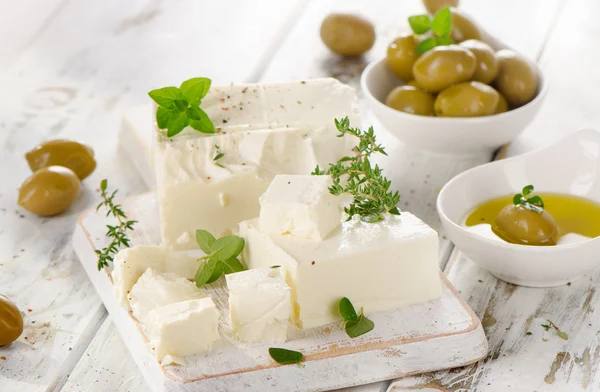 Feta kaas met groene olijven. — Stockfoto