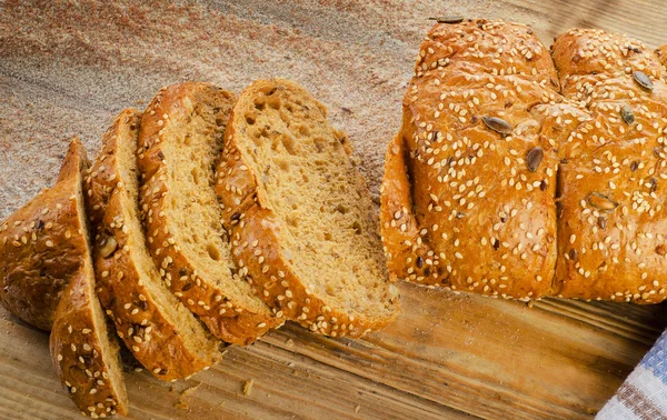 Pão fatiado caseiro — Fotografia de Stock