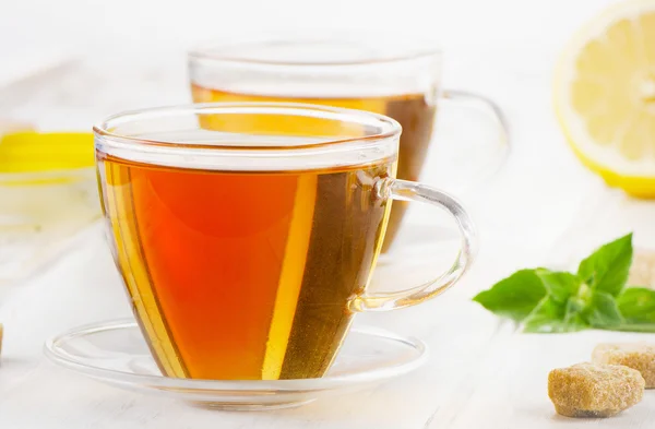 Hot tea with mint and lemon slices. — Stock Photo, Image