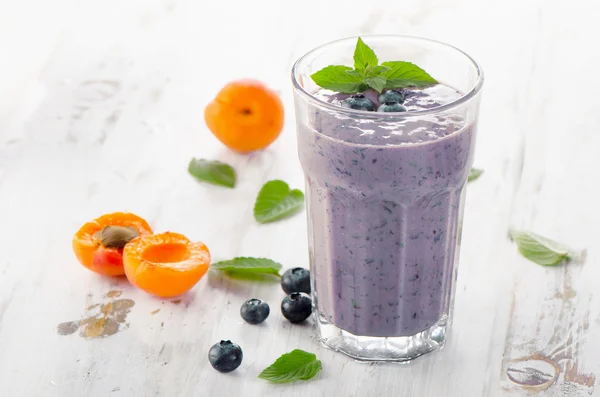 Glasse του smoothie με φρέσκα μούρα — Φωτογραφία Αρχείου