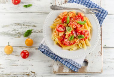 Tavuk, makarna Bolognese sos