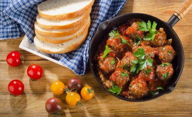 Domates soslu ev yapımı köfte