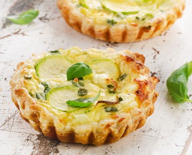 Ahşap masa üzerinde peynirli tart.