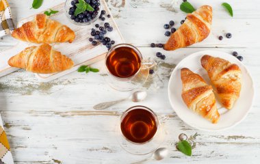 Taze kruvasanlar ve yaban mersini ile çay