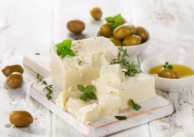 Yeşil Zeytin ve otlar ile beyaz peynir.