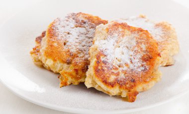 Pudra şekeri ile süzme peynirli gözleme.