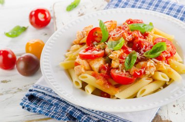 Tavuk, makarna Bolognese sos