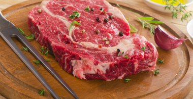 Tahta bir masada çiğ biftek..