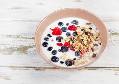 Yoğurtlu taze meyveleri ve müsli.
