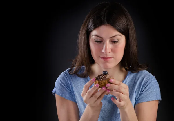 Mulher comendo cupcake doce — Fotografia de Stock