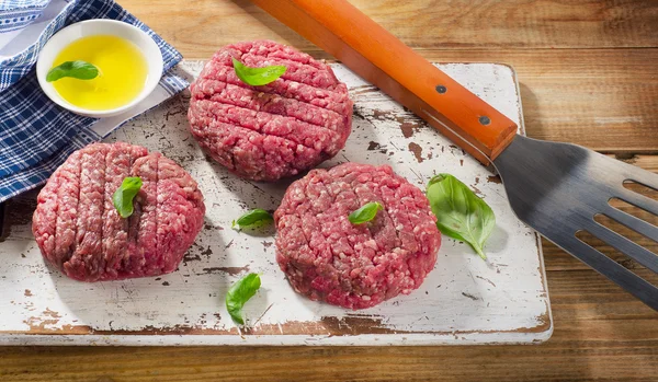 Hambúrgueres de carne crua — Fotografia de Stock