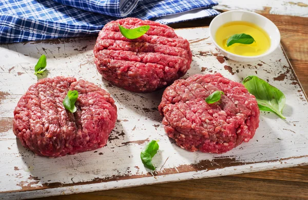 Ruwe rundvlees hamburger pasteitjes — Stockfoto