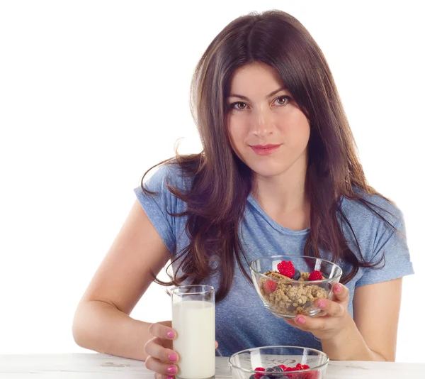 Joven mujer sonriente desayunando — Foto de Stock