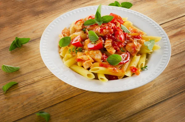 Pasta with meat, sauce and vegetables. — Stock Photo, Image