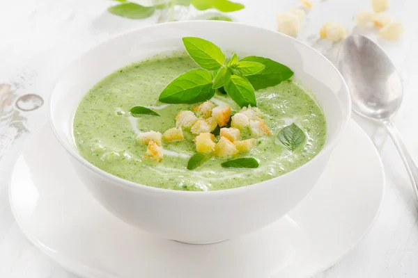 Zuppa di verdure cremosa con crostini. — Foto Stock