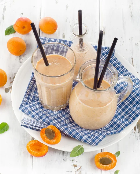 Smoothie frais aux pailles . — Photo