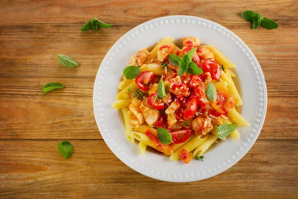 Penne with meat, sauce and vegetables. — Stock Photo, Image