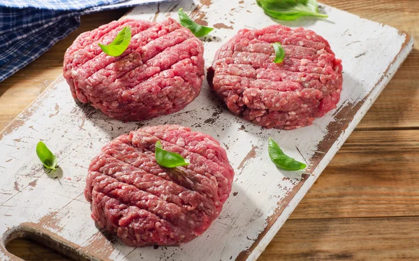 Ruwe rundvlees hamburger pasteitjes — Stockfoto