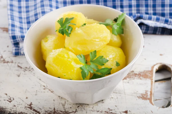 Vařené brambory s bylinkami — Stock fotografie