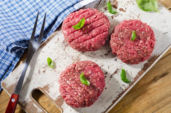 Ruwe rundvlees hamburger pasteitjes — Stockfoto