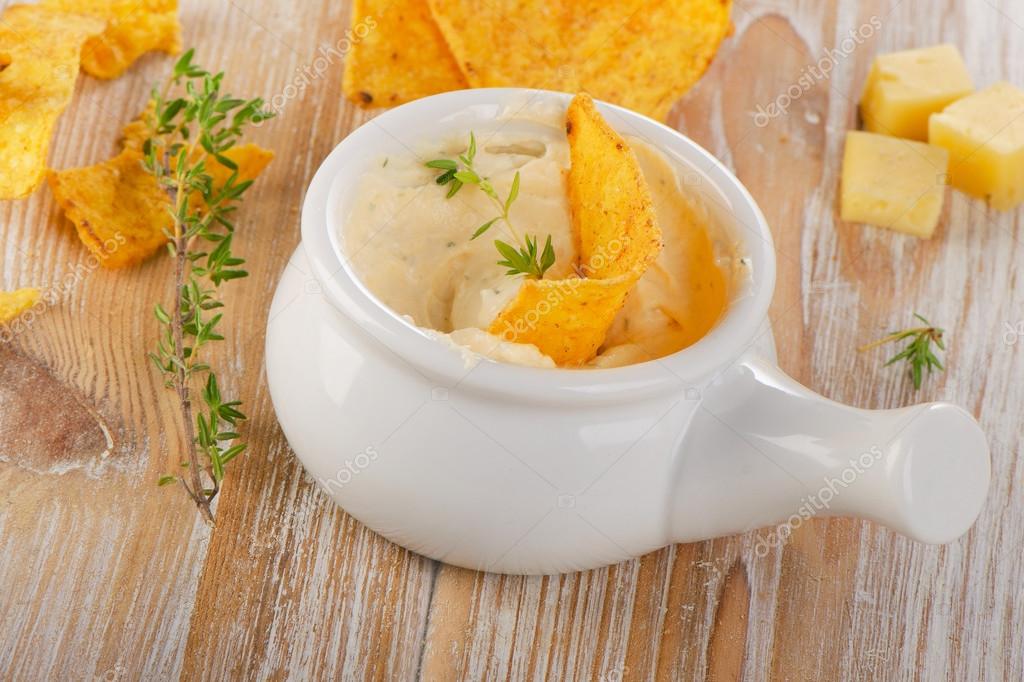 木製のテーブルにナチョス チーズ ソース ストック写真 C Bit245 5906