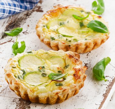 Ahşap bir masa üzerinde peynirli tart.