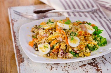 karışık deniz ürünleri salatası