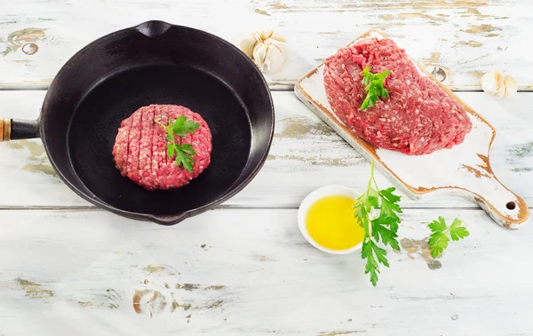 Nyers marha burger patty — Stock Fotó