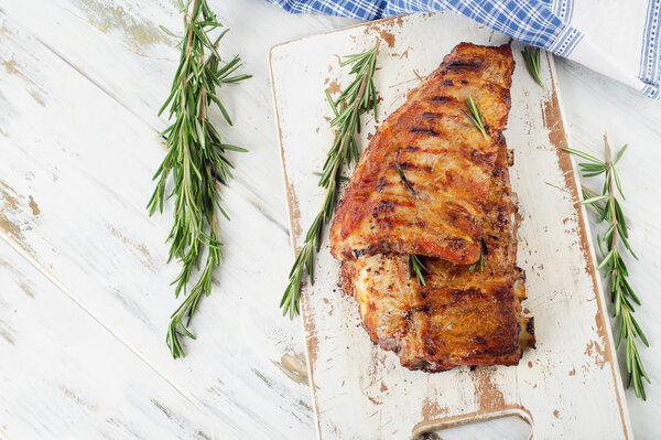 Grilled pork ribs with herbs