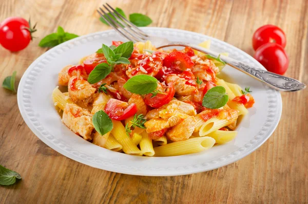 Pasta penne with chicken and vegetables — Stock Photo, Image