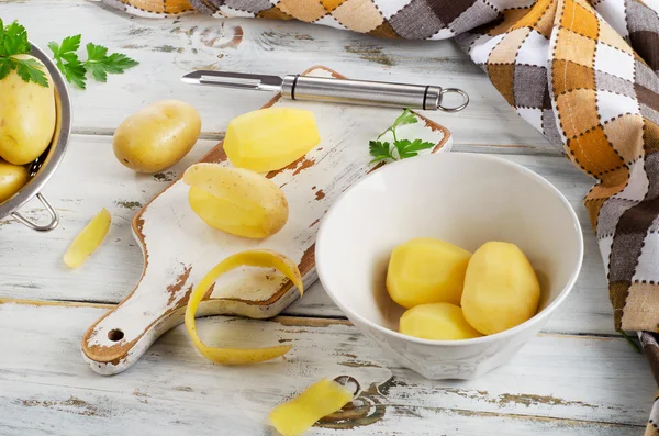 Raw potatoes on a wooden background. — Stock Photo, Image