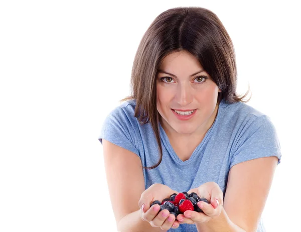 Chica sonriente con bayas frescas — Foto de Stock