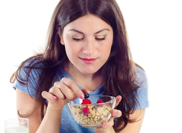 Młoda kobieta jedzenie zdrowe śniadanie — Zdjęcie stockowe