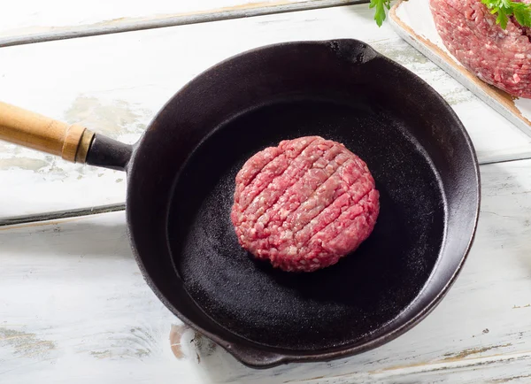 Carne de vită brută pe o tigaie de fier . — Fotografie, imagine de stoc
