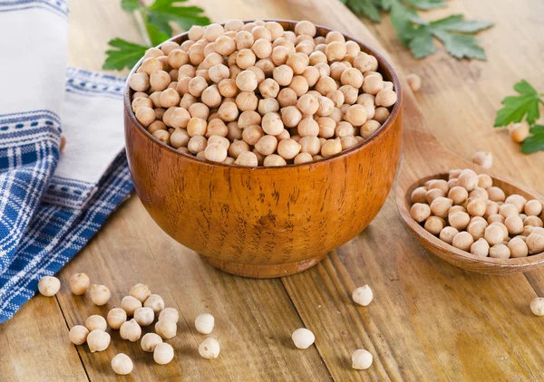 Chickpeas in a wooden bowl — Stock Photo, Image