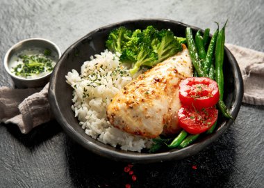 Sağlıklı ev yapımı tavuk göğsü ve pirinçli Brokoli hafif arka planda. Üst görünüm