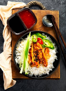 Kızarmış kaju tavuğu, hafif arka planda pilav ve sebzeyle kızartılmış. Asya yemeği. Üst görünüm.