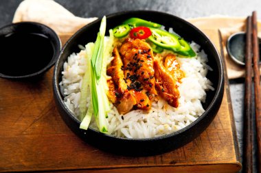 Kızarmış kaju tavuğu, hafif arka planda pilav ve sebzeyle kızartılmış. Asya yemeği. Üst görünüm.