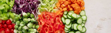 Dilimlenmiş ve rengarenk taze sebzeler hafif bir arka planda yemek hazırlama. Üst Manzara. Kopyalama alanı olan Panorama.
