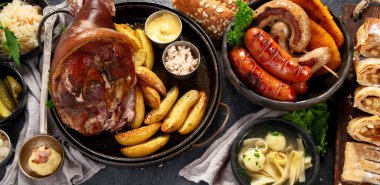 Klasik czech yemekleri seti. Siyah arka planda Çek mutfağından çeşitli geleneksel yemek koleksiyonları. Üst görünüm.